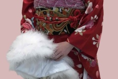 成人式に赤い艶やかな振袖を着て