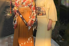 卒業式にお嬢様は袴でお母様も着物を着て