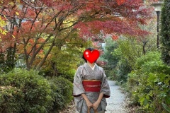 紅葉の下での着物姿